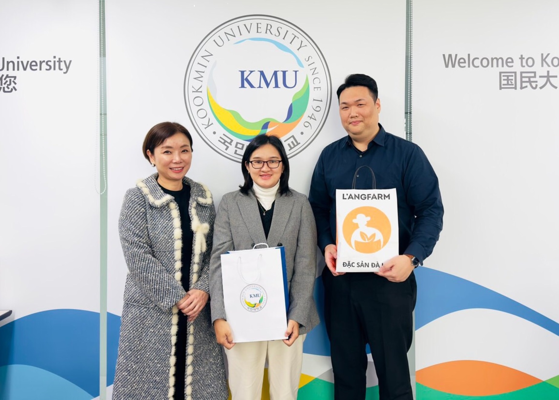 Đại diện của YK hợp tác với trường Đại học Kookmin