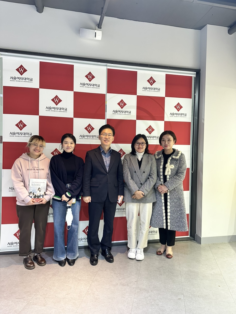 Đại diện của YK Education bên cạnh đại diện của trường Đại học Nữ Seoul