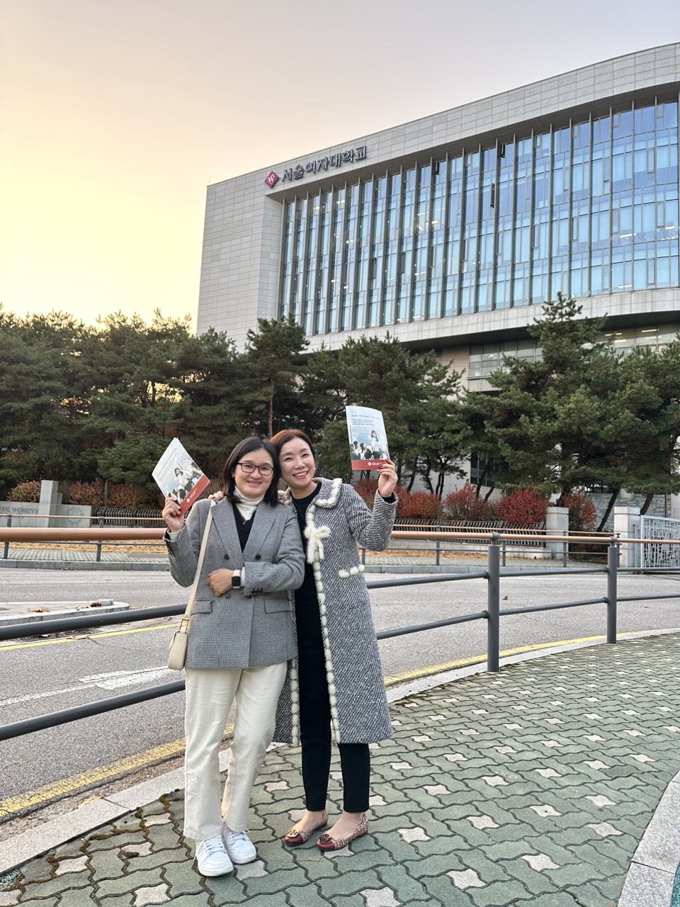 Đại diện của YK Education check in tại trường Đại học Nữ Seoul