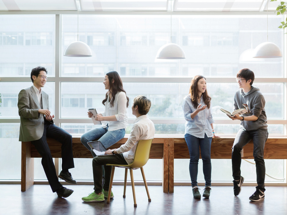 Giảng viên và sinh viên trường Đại học Quốc gia Seoul Giảng viên và sinh viên trường Đại học Quốc gia Seoul