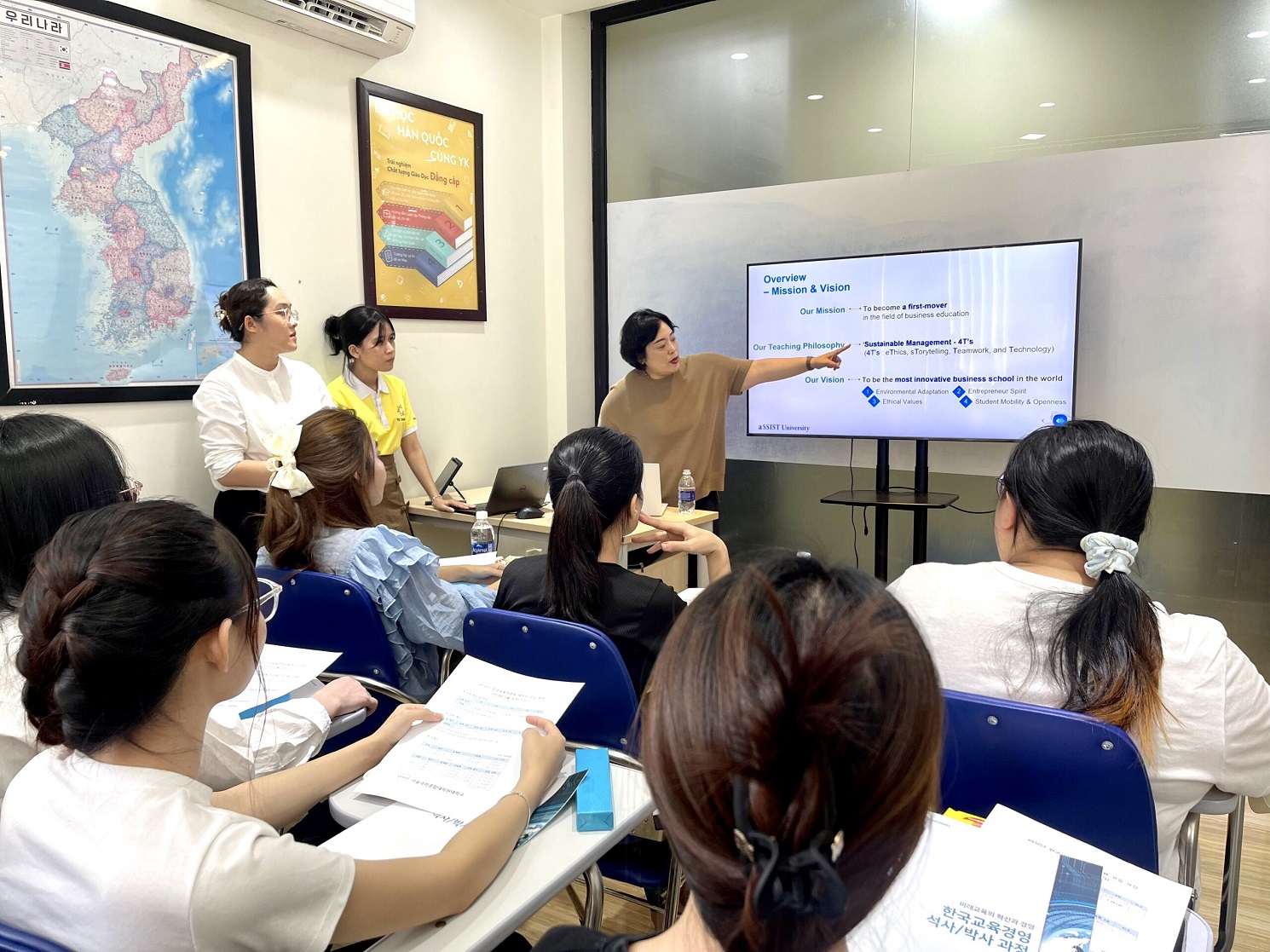 Tiến sĩ Kim Yu Mi giới thiệu về trường Cao học aSSIST