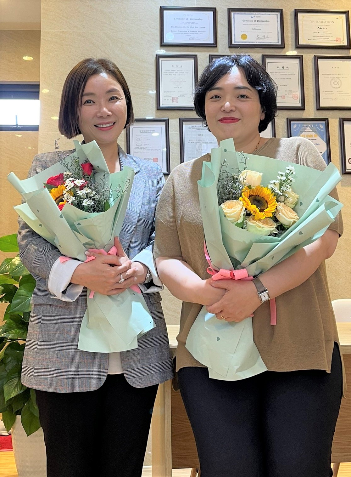 Viện trưởng YK và Tiến Sĩ Kim Yu Mi 