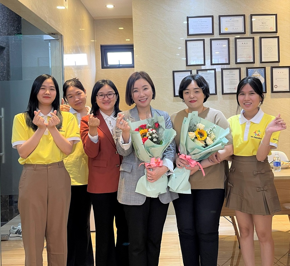 Đội ngũ YK và Tiến Sĩ Kim Yu Mi