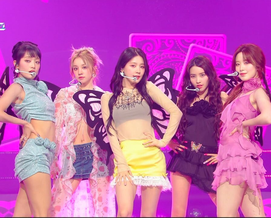 Outfit nhóm sặc sỡ của (G)-IDLE trên sân khấu Music Bank mới đây Outfit nhóm sặc sỡ của (G)-IDLE trên sân khấu Music Bank mới đây