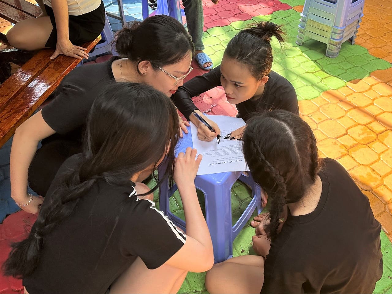 Team đen bàn luận cực kì sôi nổi Team đen bàn luận cực kì sôi nổi