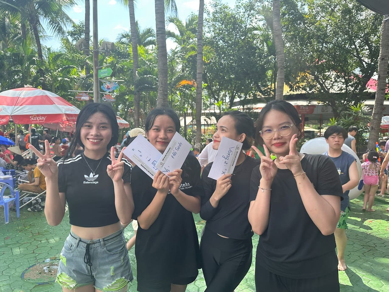 Team đen tươi cười rạng rỡ vì qua vòng trót lọt Team đen tươi cười rạng rỡ vì qua vòng trót lọt