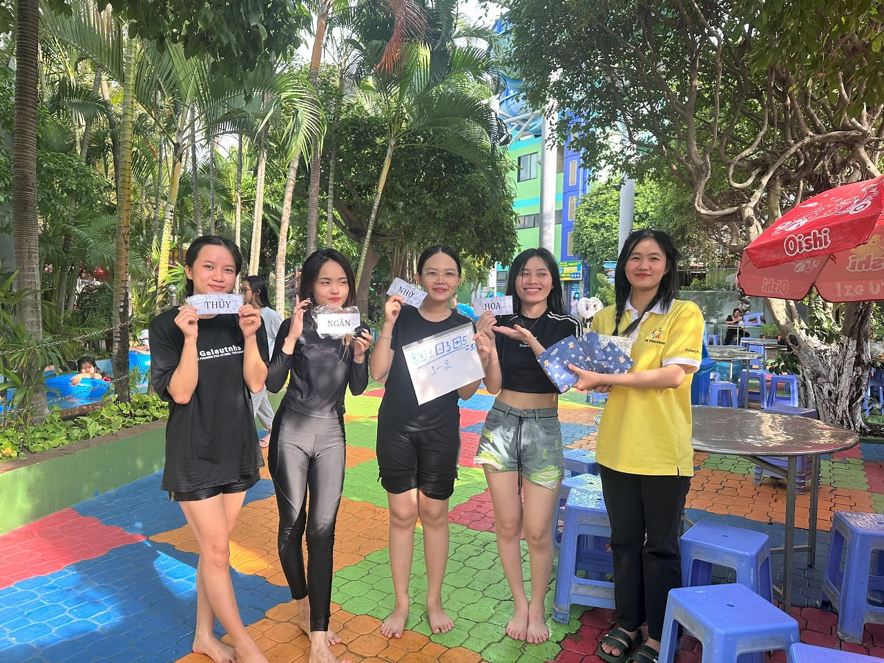 YK trao quà cho team đen YK trao quà cho team đen