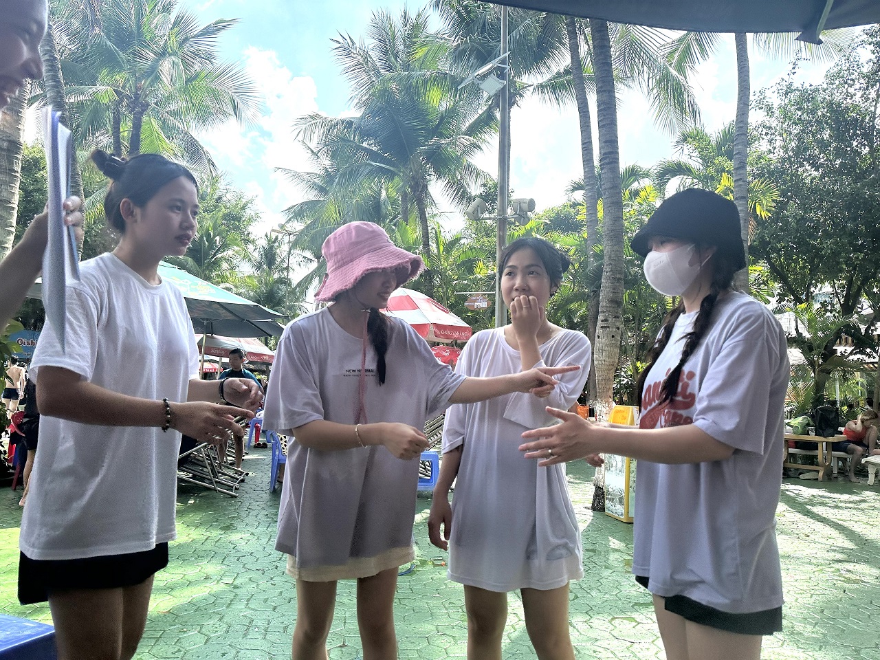 Team trắng có vẻ hoang mang vì chưa hiểu ý nhau Team trắng có vẻ hoang mang vì chưa hiểu ý nhau