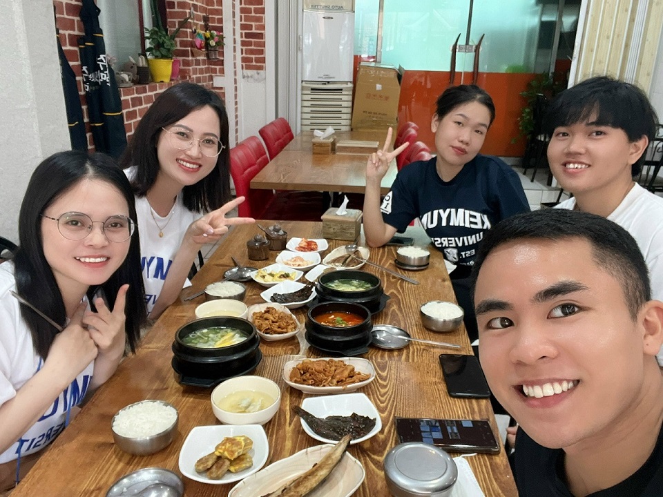 Đại diện YK check in cùng học viên của trung tâm Đại diện YK check in cùng học viên của trung tâm