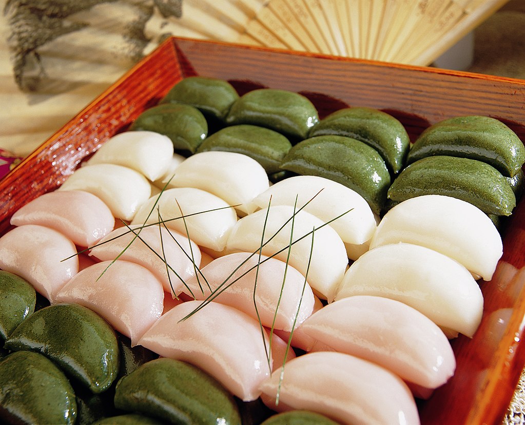 Songpyeon - một loại bánh tteok để mừng lễ Chuseok ở Hàn Quốc