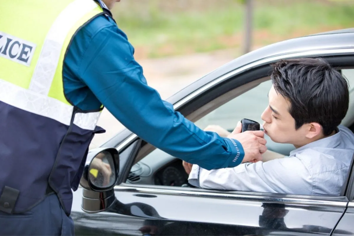 Uống rượu khi lái xe là điều cấm kỵ