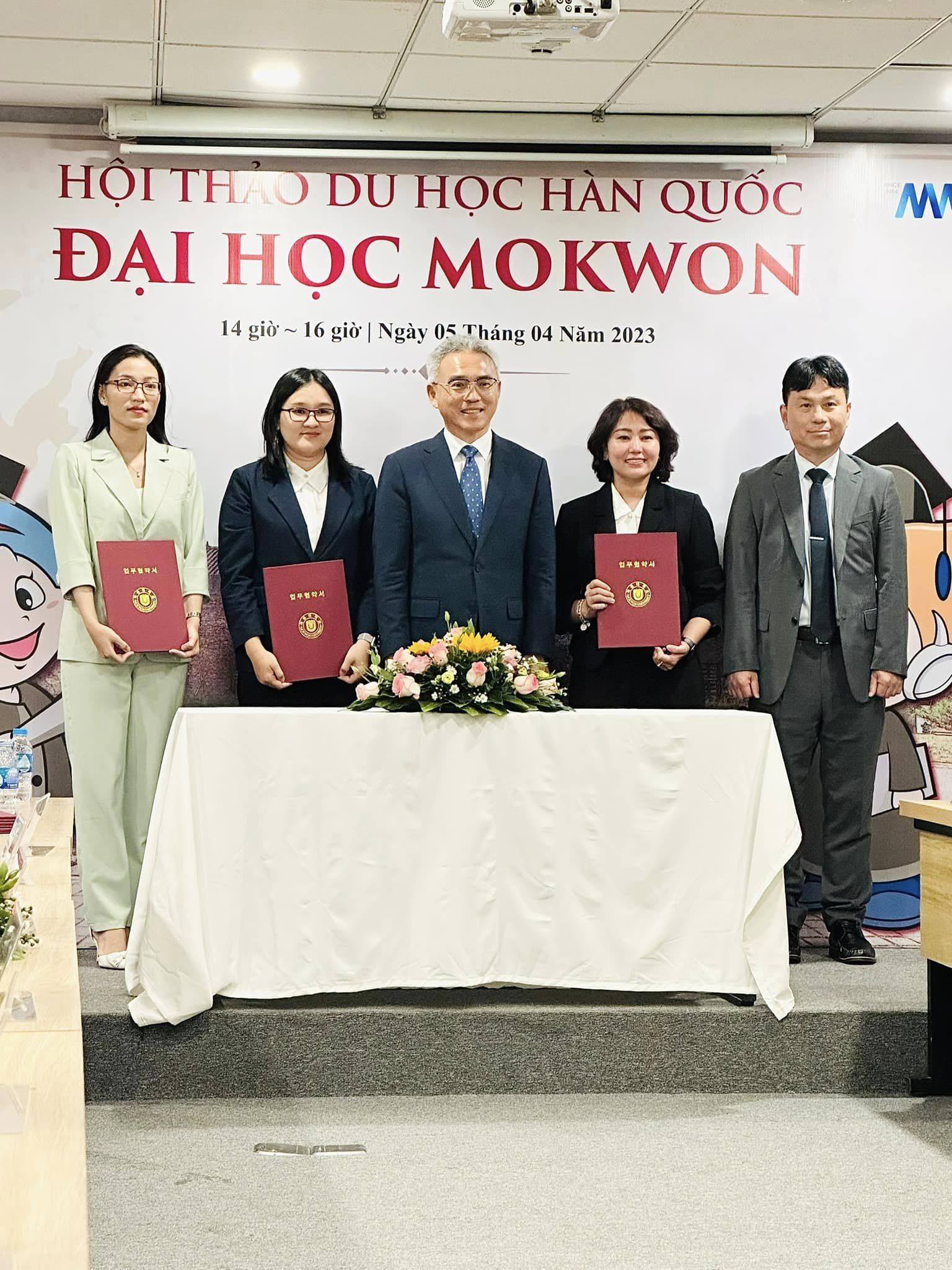 YK hiện đang là đại diện tuyển sinh trường Đại học Mokwon