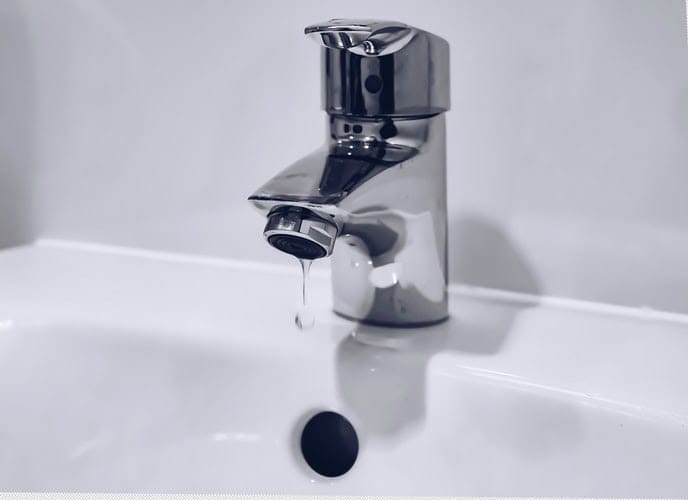 Để nước chảy nhỏ giọt tránh tình trạng ống nước bị đóng băng
